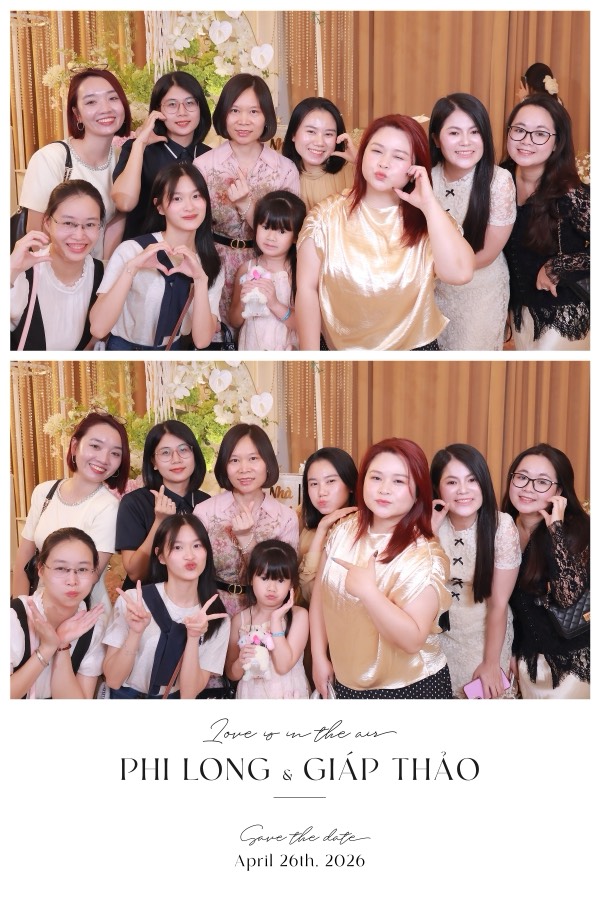 Ảnh in hai khung hình nhóm khách mời