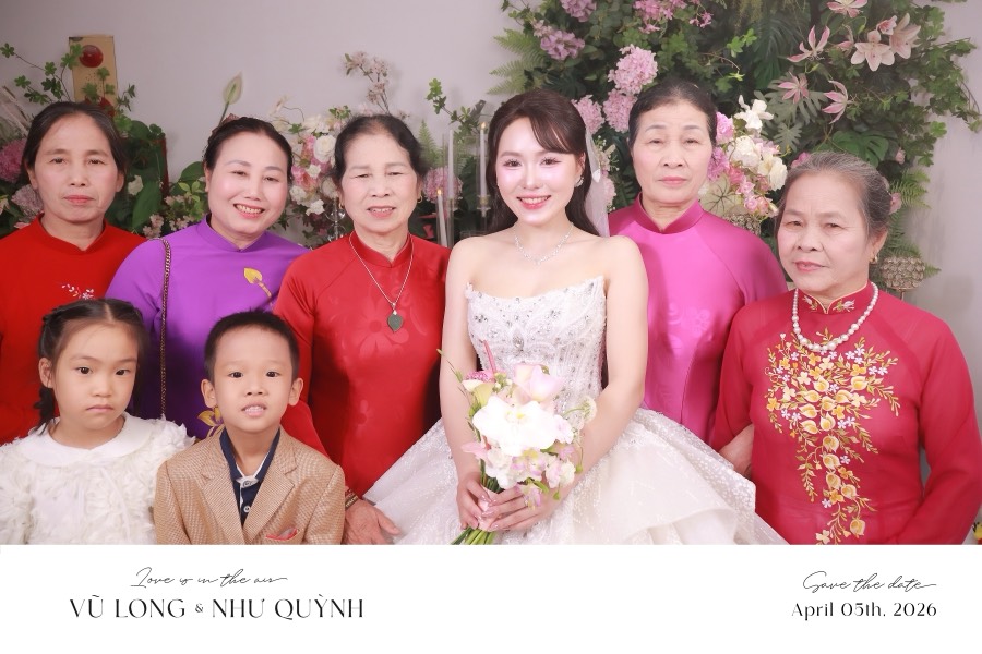 Ảnh in cô dâu cùng gia đình mặc áo dài, cưới Vũ Long và Như Quỳnh