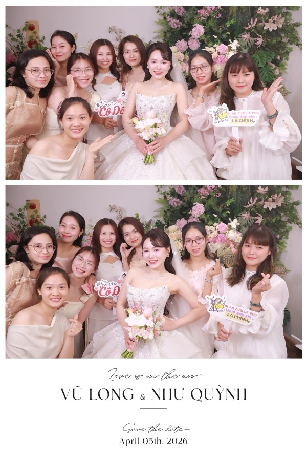 Ảnh in cô dâu và bạn bè cầm bảng Cô Dâu, cưới Vũ Long và Như Quỳnh