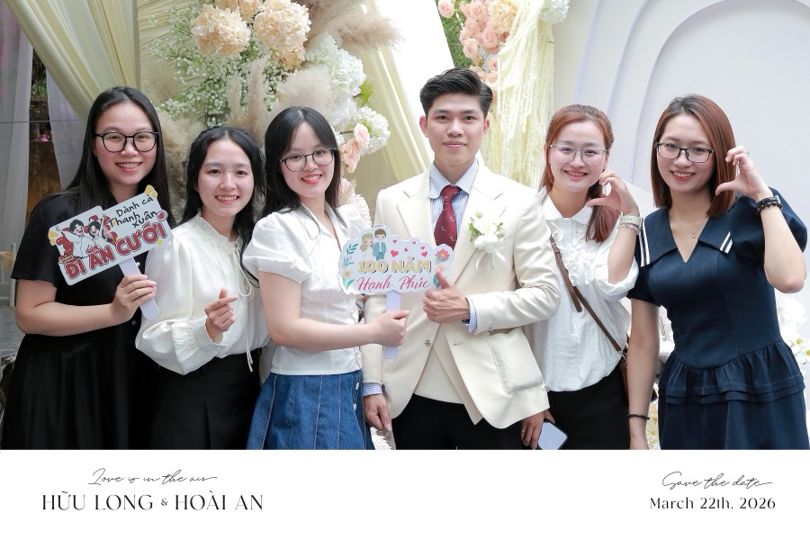 Ảnh in nhóm bạn, cưới Hữu Long và Hoài An