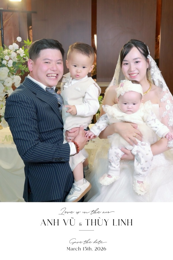 Ảnh in gia đình bế em bé, cưới Anh Vũ và Thùy Linh