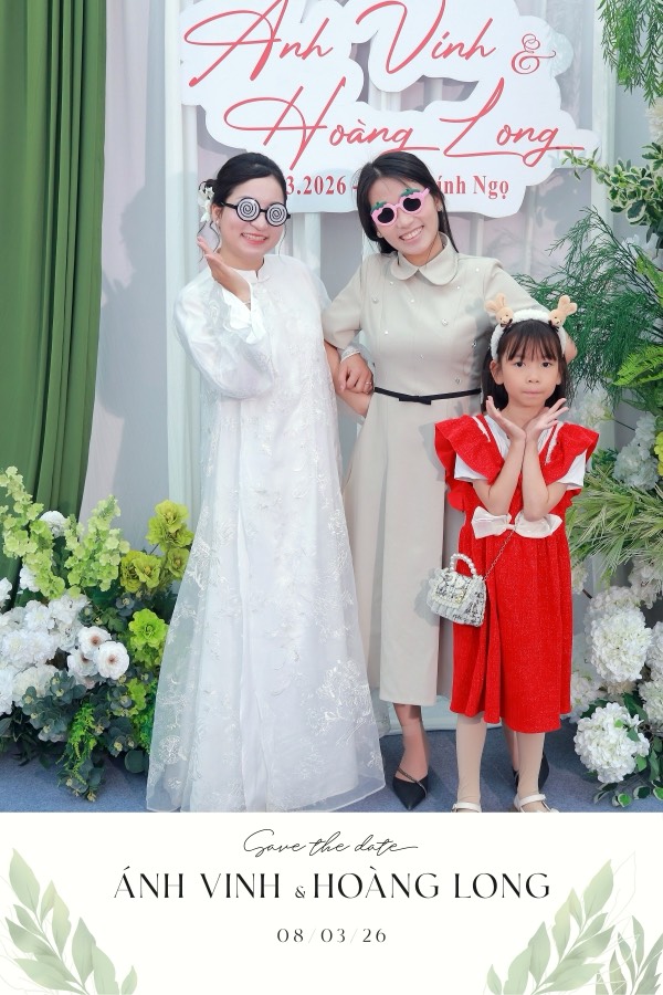 Ảnh in gia đình và bé gái tại Lễ Vu Quy
