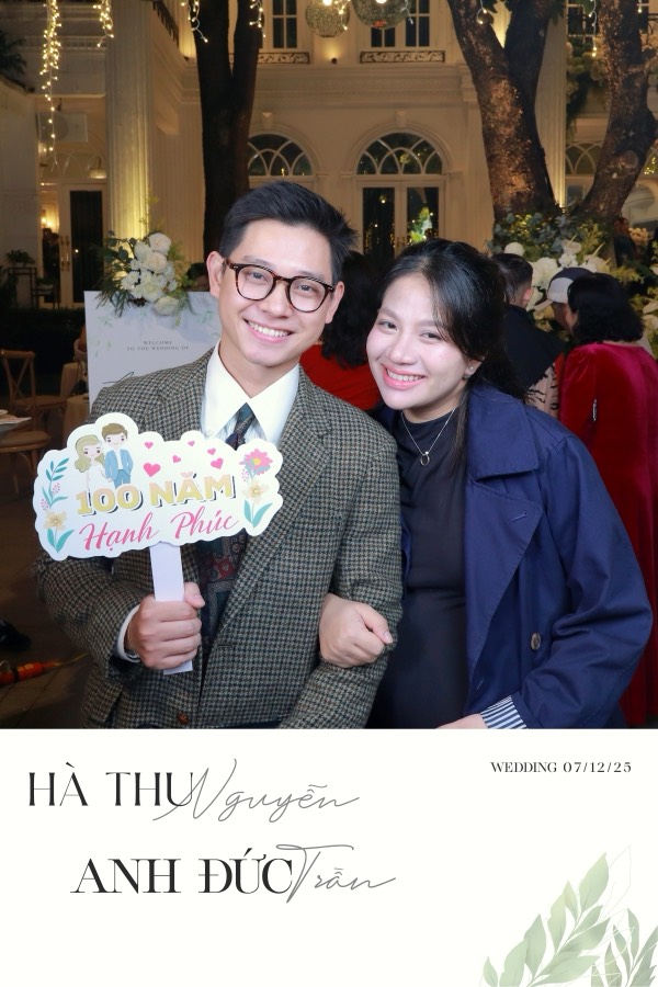 Ảnh in cặp đôi cầm bảng chúc mừng, cưới Hà Thu và Anh Đức